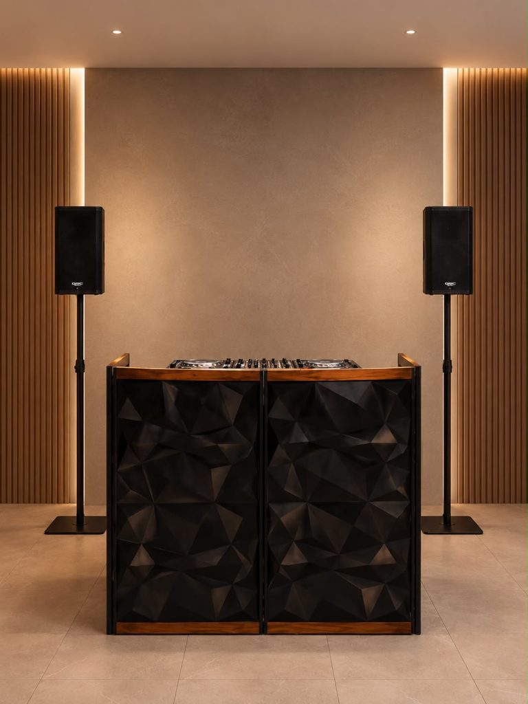Paquete 1 — cabina de DJ con dos bocinas amplificadas