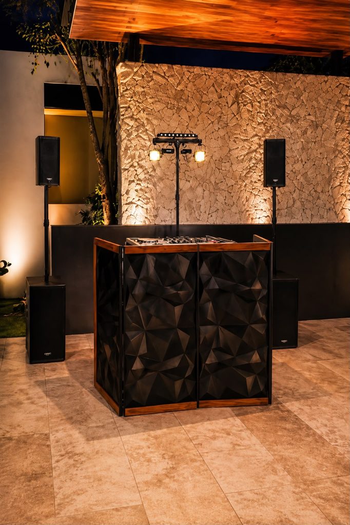 Paquete 2 — sonido con subwoofers, torre de iluminación y máquina de humo